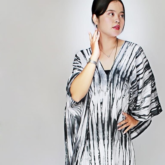 0124/ Black and White Medium Length Kaftan - Picture 4 of 11